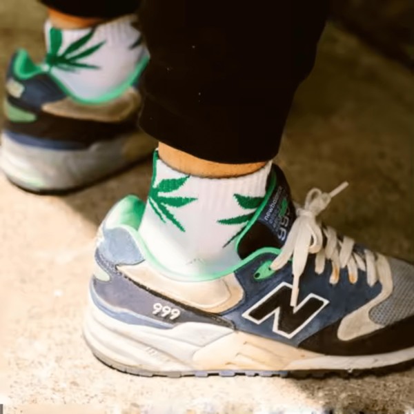 Chaussettes blanches avec feuilles de cannabis vertes