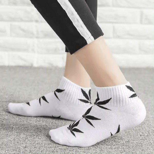 Chaussettes blanches avec feuilles de cannabis noires